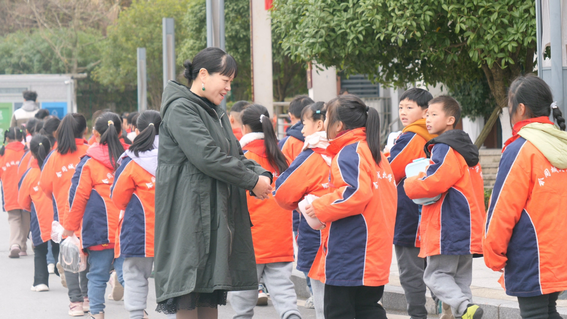 聚集兩會代表委員風采饒菊芳笑看菊芳滿園但願和樂萬里