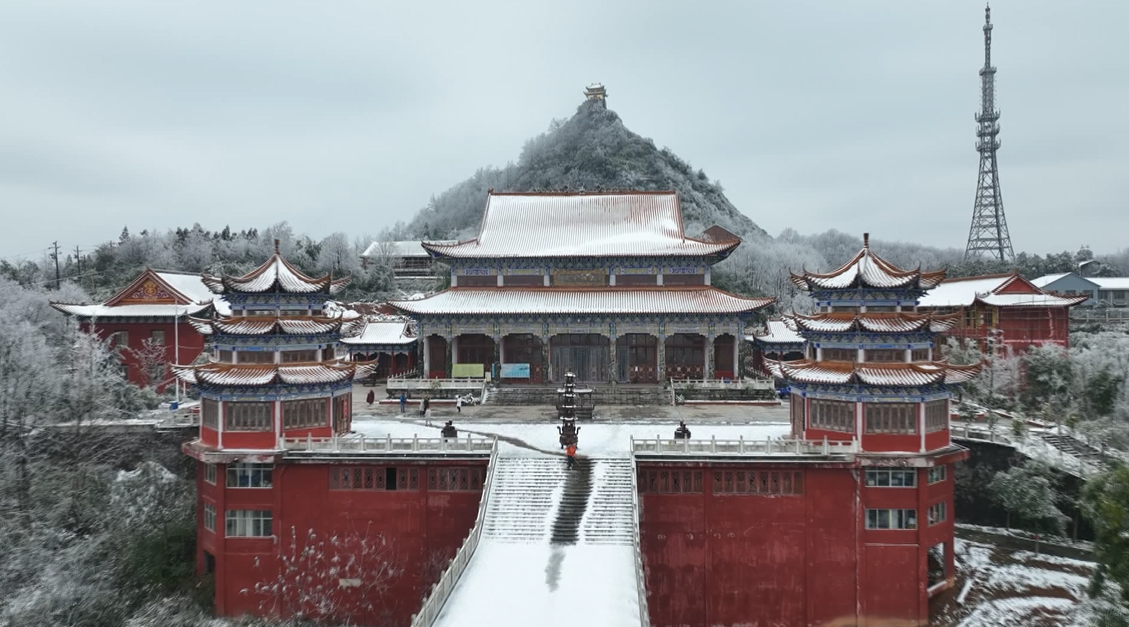 航拍雪景靖州飛山中的大雄寶殿