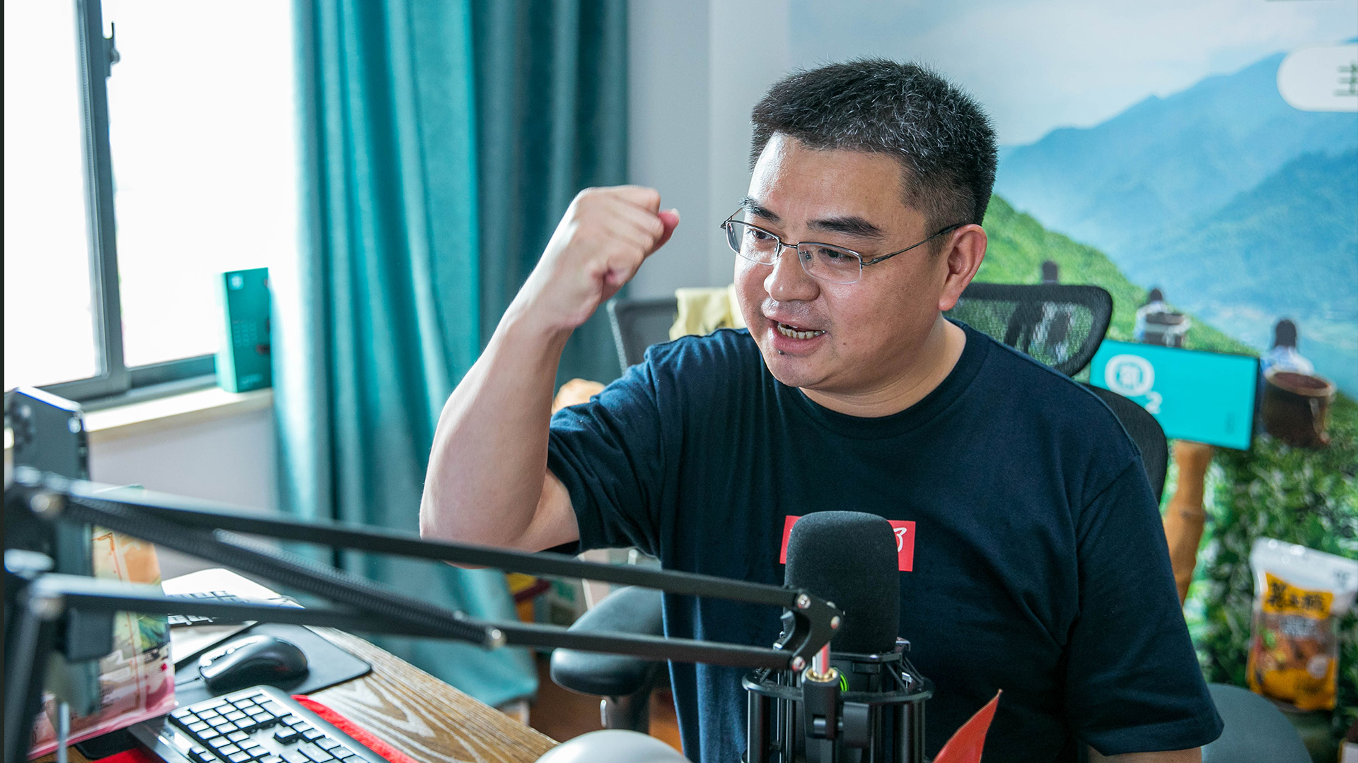 脱贫攻坚群英谱网红县长陈灿平我只是脱贫攻坚路上的联络员